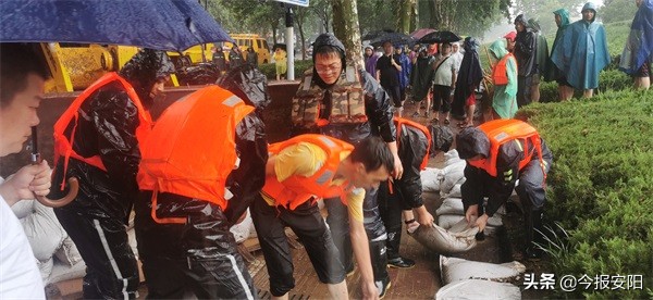 安陽(yáng)益和熱力集團(tuán)30人搶險(xiǎn)隊(duì)逆流而上，奮戰(zhàn)在抗洪一線(xiàn)