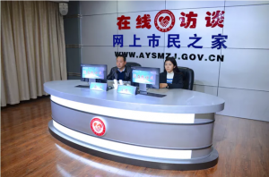 公司董事長(zhǎng)、總經(jīng)理?xiàng)钣婪遄隹汀对诰€訪談》欄目